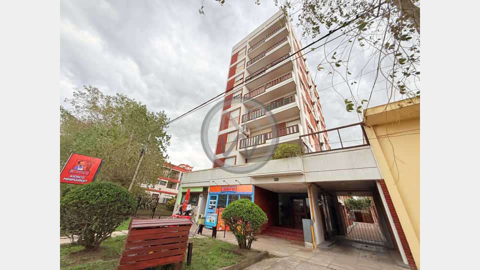 Departamento Amplio semipiso de 3 ambientes con balcón al frente