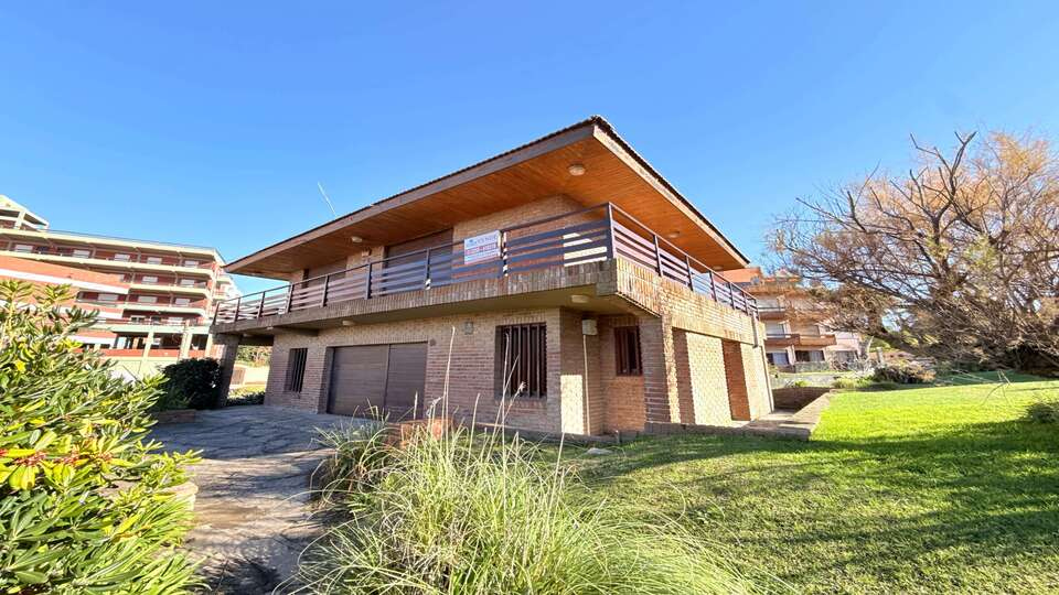 Chalet Gran chalet de 4 ambientes  en:Villa Gesell, zona:Muelle